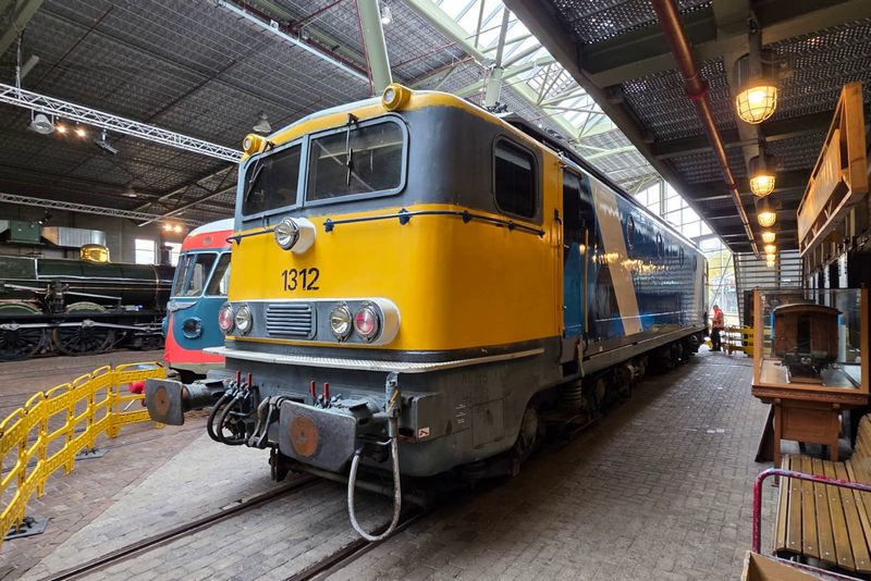 Museumlocomotief 1312 wordt bestickerd in de TCS-huisstijl